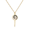 Vue macro du pendentif sucette plaqué or 18 carats avec spirale en émail noir et blanc - Noir/Blanc