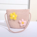 Detailaufnahme der rosa geflochtenen Mini-Strohtasche mit bunten Plüschblumen-Akzenten - Rosa mit 2 Garnblumen