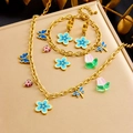 Parure en acier doré avec pendentifs fleurs et libellules colorées sur plateau doré - Parure de Bijoux Fleurs et Papillons (N3125 B1518 E6180)