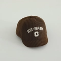 Braune Cord-Kappe für Kleinkinder mit weißer HI!-BABY Bestickung im Herbst-Look - babyC Buchstabe / Kaffeebraun