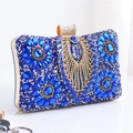 Dettaglio della pochette da sera con strass blu e filigrana floreale dorata - Blu Reale
