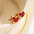 Pendientes de botón con forma de corazón rojo y borde chapado en oro brillante - Stud aretes