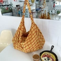 Grande borsa hobo a quadri gialli con motivo scozzese e dettagli in metallo oro - Griglia Arancione Giallo
