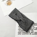 Gebreide haarband met zwart-wit golfpatroon en een trendy gedraaid ontwerp - Wit + Zwart