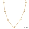 Dettaglio di una collana dorata con zirconi rotondi incastonati su una catena sottile - Stile Minimalista con Zirconi Tondi (KAD929)
