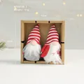 Set de dos gnomos navideños de felpa con gorros de rayas rojas y blancas en caja de regalo - Estilo Barrendero (APYX155-4)