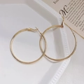 Aros dorados grandes y minimalistas con acabado brillante en una bandeja blanca - 5cm / Dorado