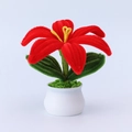 Fleur en fil de chenille rouge faite main en pot blanc, décoration de bureau idéale - Lys / Rouge