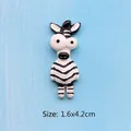 Dettaglio del ciondolo zebra in resina fai-da-te con dimensioni 1.6x4.2cm su legno - Sig. Zebra