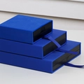 Blaue Schmuck-Geschenkboxen in drei Größen mit Seidenbandgriffen und mattem Finish - 7*7*2cm / Marineblau (mit schwarzer Innenbox)
