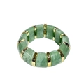 Macro d'un bracelet en résine marbrée verte avec barres dorées et cordon élastique - Vert