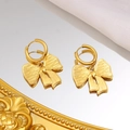 Detailopname van gouden strik oorbellen met geborstelde metalen textuur op een spiegel - Strik Oorbellen (CK1166) / Goud