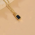 Collier minimaliste plaqué or 14 carats avec pendentif élégant en zircon bleu de coupe baguette - Zircone Bleu Saphir
