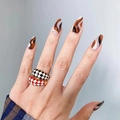 Faux ongles français à vagues abstraites avec ensemble de bagues à damier bohème - Motif Fluide Abstrait Marron Orange Rétro (JP1507)