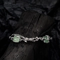 Pulsera plateada estilo bambú con piedra aventurina verde sobre madera negra rugosa - Plata 925 / Oro Blanco