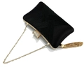 Detail der schwarzen Satin-Clutch mit goldener Quaste und funkelnder Diamantschnalle - Schwarz