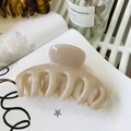 Vista detallada de pinza para el cabello de resina beige brillante en fondo blanco - Estilo Quilla Pinza / Aprox 11cm / Rosa Nude Claro