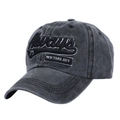 Dettaglio del ricamo Always New York City sul cappellino in denim lavato grigio scuro - Regolabile / Nero