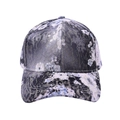 Dettaglio del cappellino da baseball blu navy con motivo floreale e trama intrecciata - Stile Floreale 1