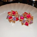 Detail von geometrischen Blumenohrringen mit bunten Kristallen und goldenen Perlenrändern - Silberstift - Bunte Strass Quadratische Ohrstecker