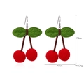 Detailansicht der handgefertigten Kirschohrringe mit Größenangaben und Gewichtsspezifikationen - 1. Kirsch-Pompon-Ohrringe