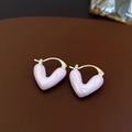 Dettaglio di orecchini a cuore in marmo rosa con placcatura in oro su sfondo in pelle - Clip per Orecchio a Cuore in Smalto Rosa / Rosa