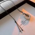 Pendente irregolare effetto marmo presentato su una pagina di un libro vintage - Bianco (1# Collana)