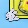 Simpatica spilla a forma di coniglio in acrilico bianco per borse con disegno animato - Coniglio in Corsa