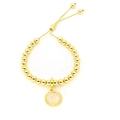 Détail du bracelet en perles plaqué or 18k avec pendentif lettre I et fermoir coulissant réglable - Lettre I