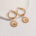 Orecchini bohémien in acciaio inossidabile dorato con sole e pietra rossa su sfondo pietra - Stile Ciondolo Sole / Oro con Rosso