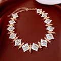 Dettaglio della collana vintage smaltata con gemme champagne e motivi a cuore blu - Collana / Oro-Blu