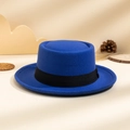 Vue détaillée du chapeau canotier en feutre bleu roi avec ruban noir et décorations - M (56-58cm) / Bleu Royal