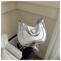 Detailansicht einer silbernen herzförmigen Handtasche mit hochwertiger Metallic-Ledertextur - Silber
