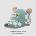Dettaglio cappellino bimbo a scacchi verde menta con orecchie di orso e patch Lucky - 54cm (3-8 anni) / Verde Lago
