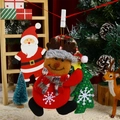 Detalle de reno de Navidad de peluche con árbol y clip de madera colgado de una rama - Ciervo