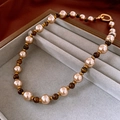 Dettaglio della collana di perle champagne con pietra occhio di tigre in un cofanetto - Collana Vintage Giuntata in Perla Champagne e Occhio di Tigre (Stile 29)