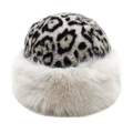 Dettaglio del cappello invernale leopardato con bordo spesso in finta pelliccia bianca - M(56-58cm) / Bianco