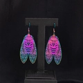 Orecchini a cicala arcobaleno con design in metallo traforato su supporto a T - Cicala