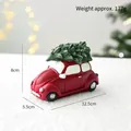 Miniature voiture rouge rétro avec sapin de Noël enneigé pour décoration de table - Voiture avec Sapin