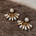 Orecchini vintage a ventaglio con perle e strass su sfondo di pelliccia lussuosa - Oro Antico-Perla Bianca (Ago d'Argento)