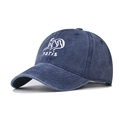 Dettaglio del ricamo Paris su un cappello da baseball in cotone blu scuro lavato - Taglia Unica(Regolabile) / Blu Navy Lavato