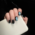 Unghie finte corte quadrate occhio di gatto nero con farfalla blu e punte french glitterate - XS