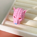 Charmante bague tête de léopard en émail rose avec yeux rouges et nez bleu vif - Bague / Rose