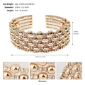 Vista detallada del brazalete dorado de varias capas con pedrería y cuentas de metal - Brazalete Abierto de 5 Capas / Dorado (Cuentas de 5 Capas)