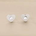 Dettaglio di orecchini a perla a forma di cuore con metallo argentato e perle bianche - Orecchini a Lobo con Perla a Cuore Colore Acciaio 12*10mm (KE109412-KLX)