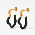 Boucles d'oreilles ondulées modernes avec émail noir et placage doré poli - Noir
