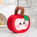 Dettaglio della borsa regalo a forma di mela rossa con ricamo e viso di cartone - Borsa Portaoggetti Mela Birichina