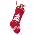 Detail der roten Strick-Weihnachtssocke mit weißem Baummuster und festlichen Geschenken - Weihnachtsbaum-Stil