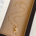 Makroansicht der goldenen Einhorn-Halskette mit funkelndem Zirkon und Sternanhängern im Etui - 38# Gold - Perlenkette Einhorn