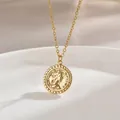Collar de acero inoxidable dorado con colgante de moneda Regina en una bandeja blanca - Retrato